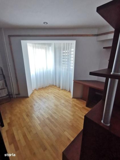 Apartament cu 4 camere în Gura Văii