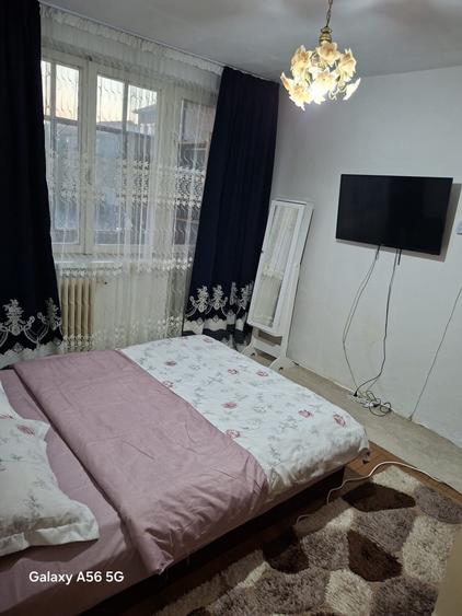 Apartament cu 3 camere semidecomandat în Central