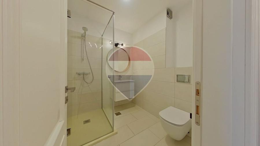 Apartament cu 3 camere semidecomandat, mobilat în Central