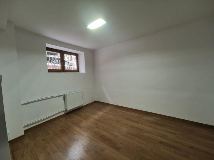 Casă individuală cu 6 camere cu Canalizare în P-ța Rosetti