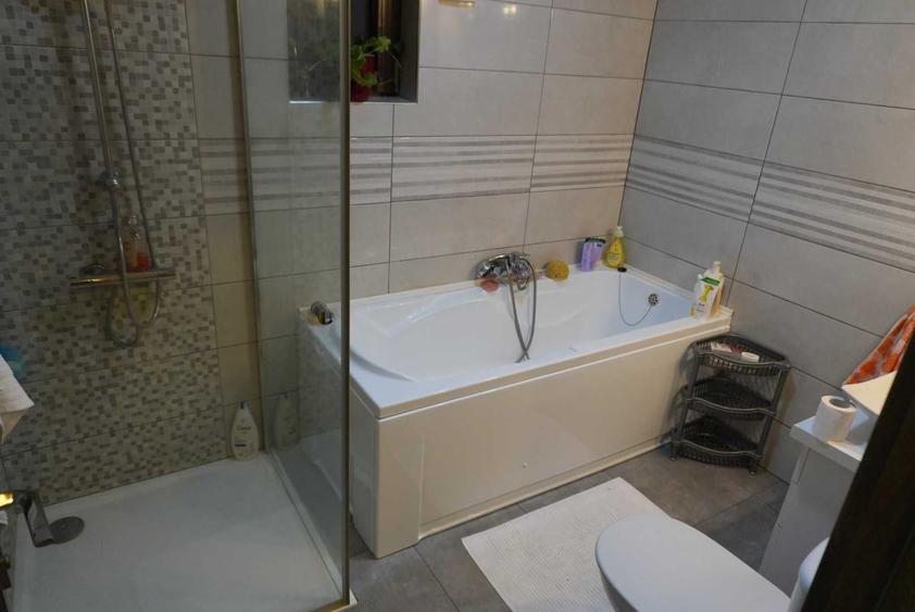 Casă cu 4 camere în Săbăreni