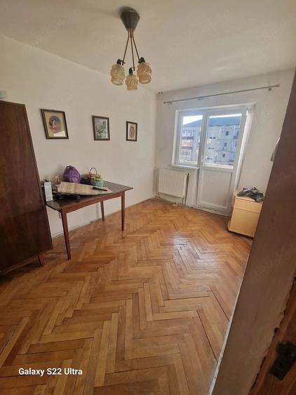Apartament cu 4 camere decomandat în Girocului
