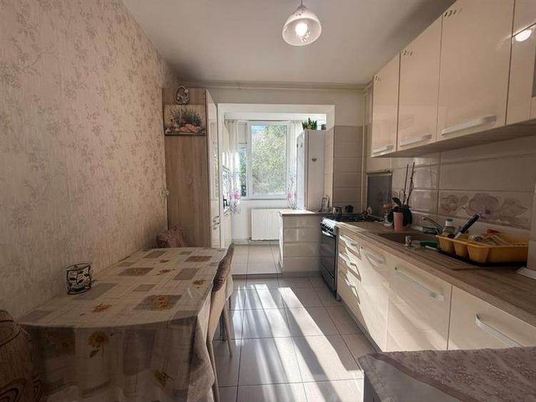 Apartament cu 3 camere semidecomandat, mobilat în Gării