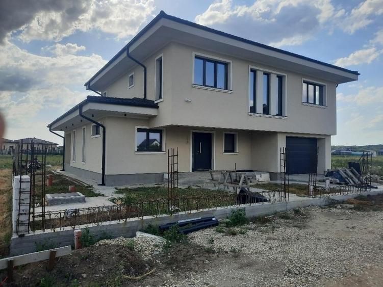 Casă individuală cu 6 camere cu Canalizare în Gulia