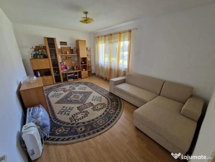 Apartament cu 3 camere decomandat în Hotvon