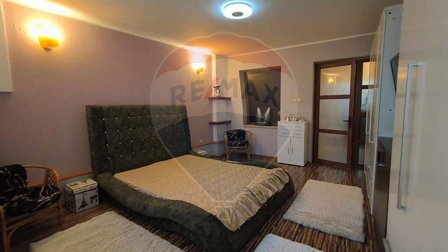 Casă individuală cu 6 camere cu Piscina în Piața Centrală