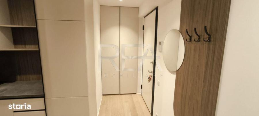 Apartament cu 3 camere semidecomandat, mobilat în Tei
