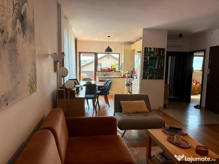Apartament cu 3 camere decomandat în Est