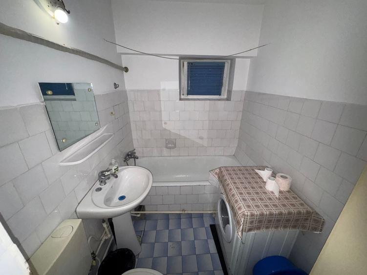 Apartament cu 4 camere decomandat în Casa de Cultură