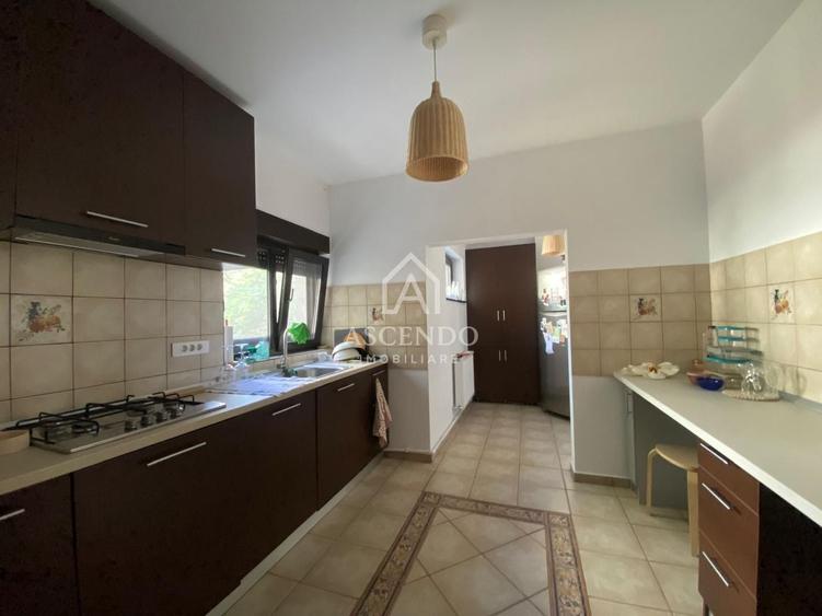 Apartament cu 4 camere semidecomandat, mobilat în Arcul de Triumf