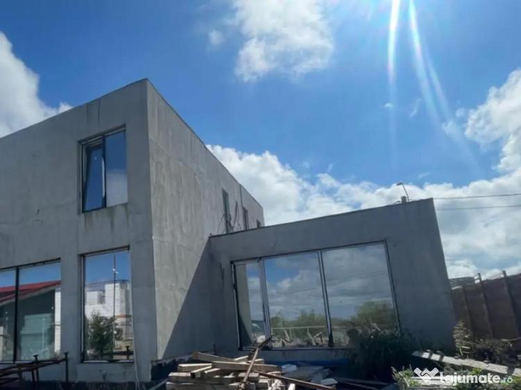 Casă cu 5 camere cu Teren 394 Mp în Agigea