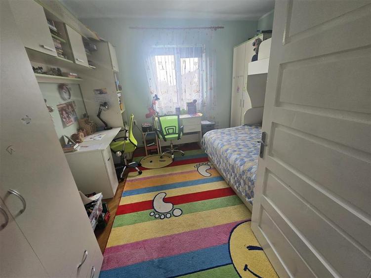 Apartament cu 3 camere decomandat, mobilat în Exterior Est