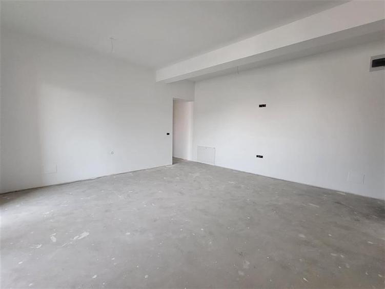 Apartament cu 5 camere decomandat în Dumbrăvița