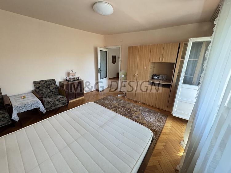 Apartament cu 3 camere decomandat în Girocului