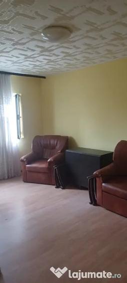 Apartament cu 3 camere decomandat în 1 Decembrie