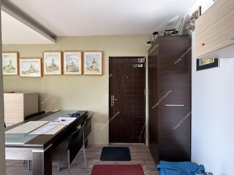 Apartament cu 3 camere decomandat în Girocului