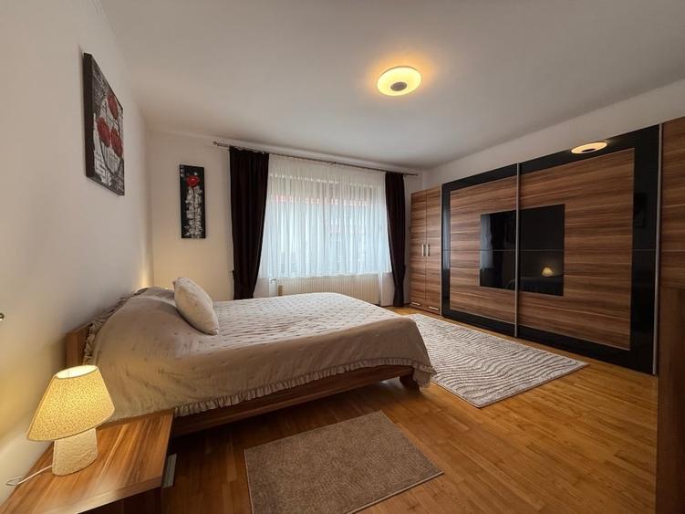 Casă individuală cu 8 camere cu Canalizare în Ultracentral