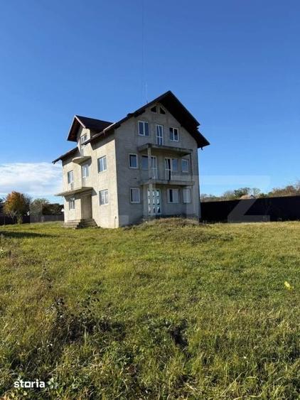 Casă cu 6 camere cu Teren 2355 Mp în Siminicea