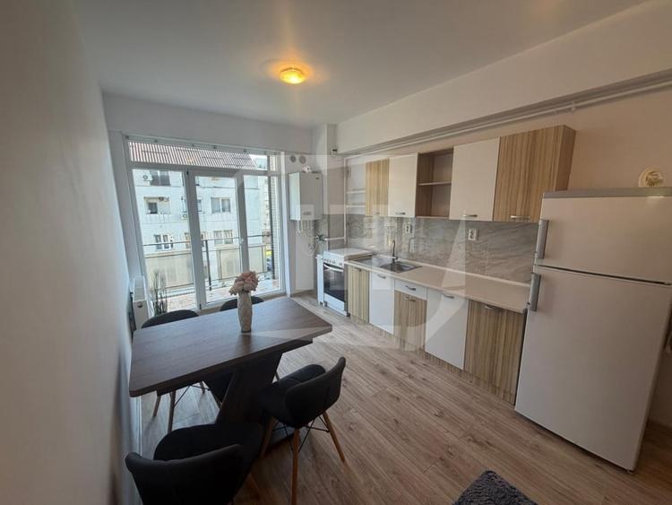 Apartament cu 3 camere semidecomandat, mobilat în Iris