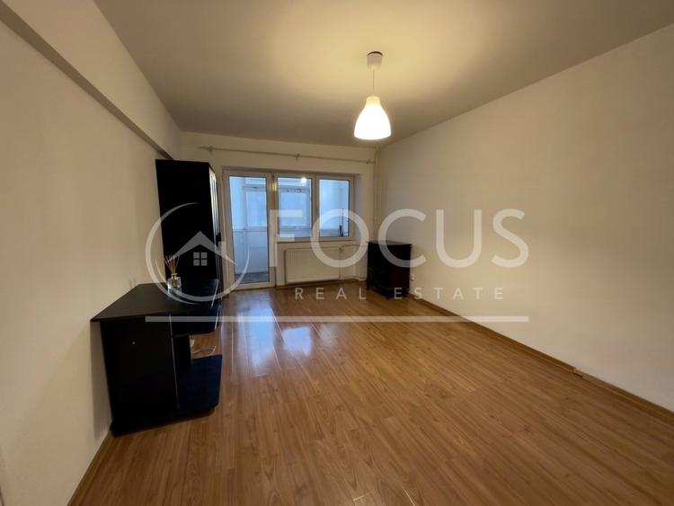 Apartament cu 3 camere semidecomandat, mobilat în Tei