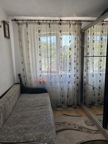 Apartament cu 3 camere semidecomandat în Filiași