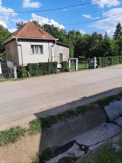 Casă cu 2 camere cu Teren 1000 Mp în Cornești (Crăciunești)