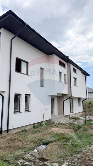 Casa / Vila noua, arhitectura moderna, cu 4 camere de vanzare - 3
