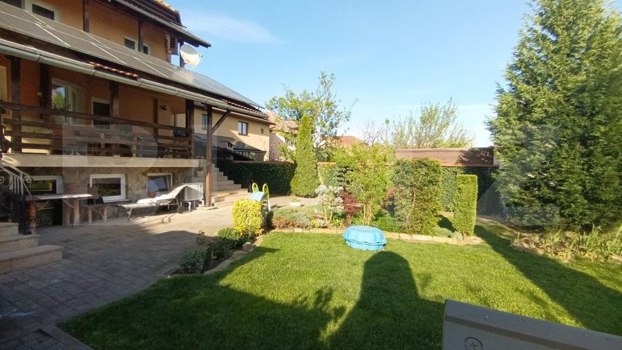 Casă individuală cu 7 camere cu Canalizare în Cetate