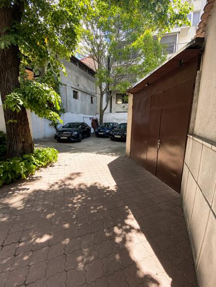 Apartament cu 8 camere, mobilat în Parcul Carol