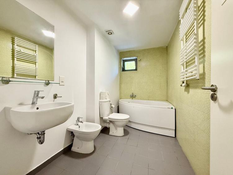 Apartament cu 5 camere semidecomandat în Băneasa