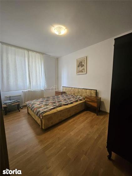 Apartament cu 3 camere decomandat în Tei