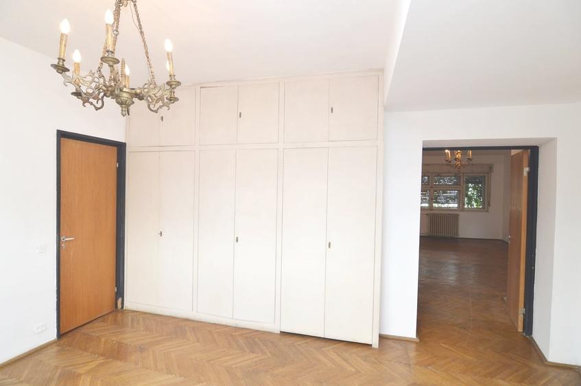 Apartament cu 4 camere semidecomandat în Cișmigiu