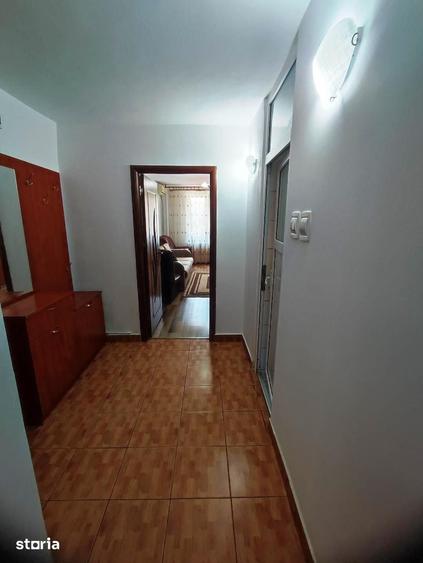 Apartament cu 3 camere semidecomandat în Rahova