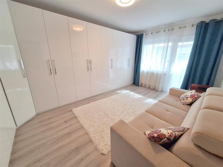 Apartament cu 3 camere decomandat în Milcov