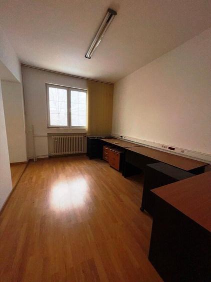 Casă individuală cu 16 camere cu Canalizare în Băneasa