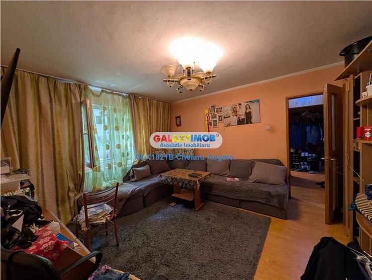Apartament cu 3 camere semidecomandat în Berceni