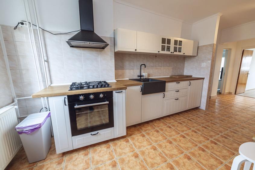 Apartament cu 3 camere decomandat, mobilat în Văcăresti