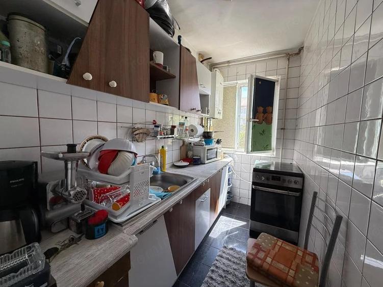 Apartament cu 3 camere semidecomandat în Cetății
