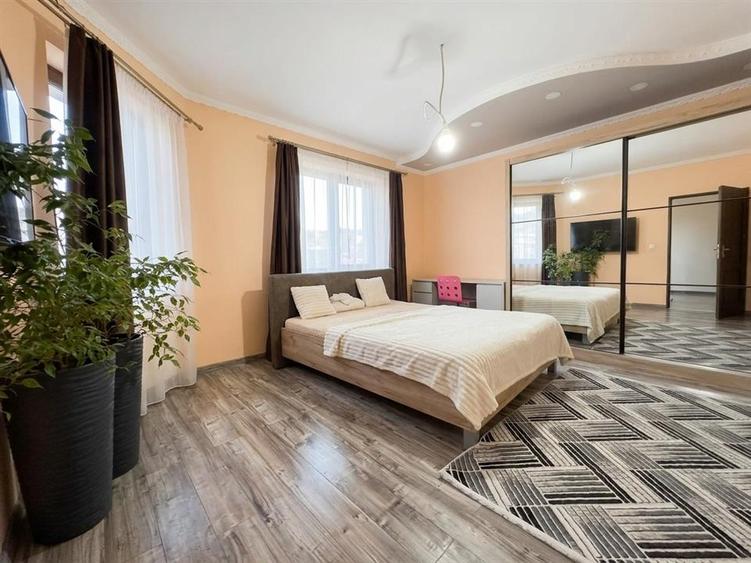 Casă cu 5 camere cu Teren 500 Mp în Sântion