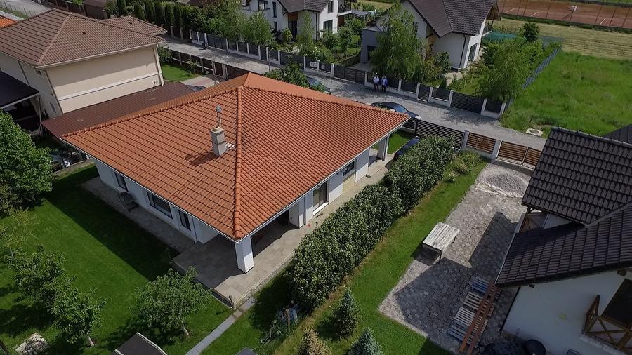 Casă individuală cu 3 camere cu Canalizare în Luna de Sus