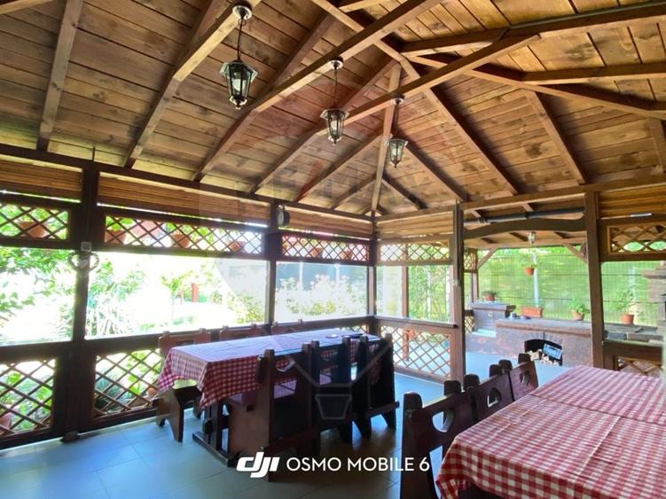 Casă individuală cu 9 camere cu Teren 480 Mp în Sud
