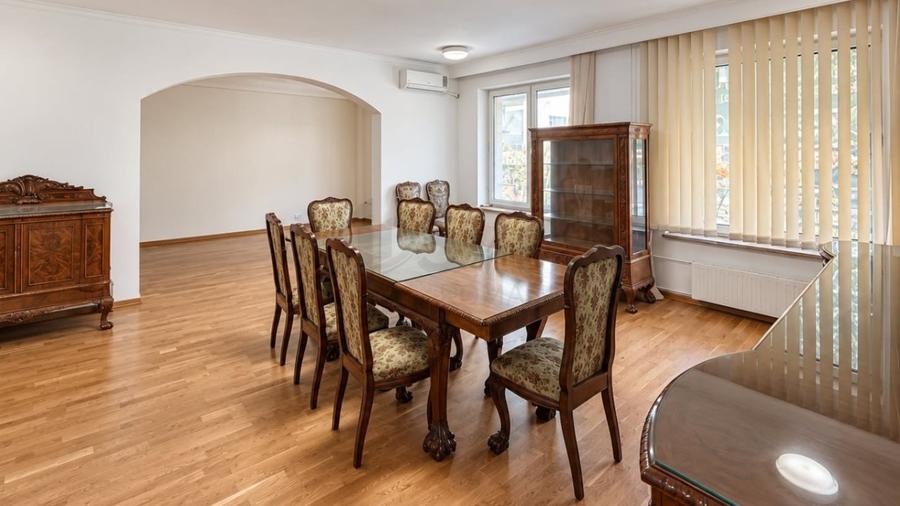 Apartament cu 8 camere decomandat în Aviatorilor