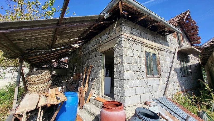 Casă cu 4 camere cu Teren 1900 Mp în Brănești