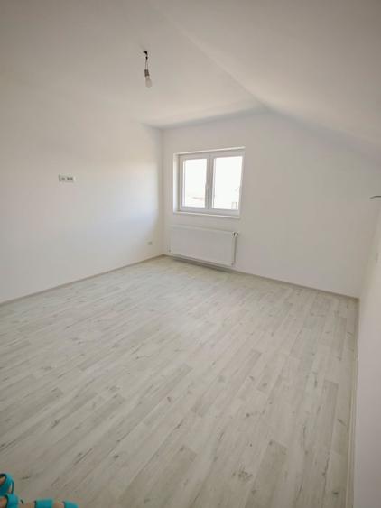 Casă individuală cu 4 camere cu Teren 360 Mp în Periferie