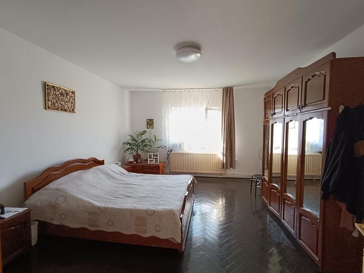 Casă individuală cu 6 camere cu Canalizare în Dâmbul Rotund
