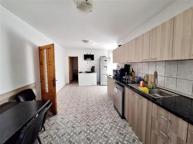 Casă cu 5 camere cu Garaj în CFR