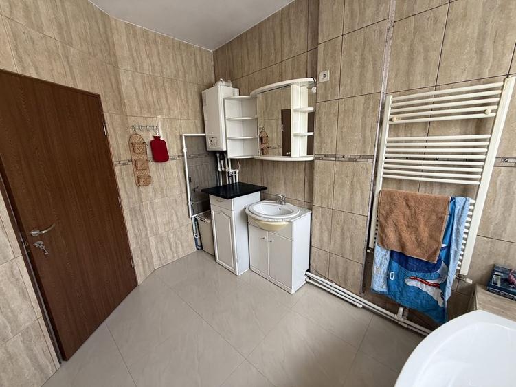 Casă individuală cu 5 camere cu Canalizare în Central