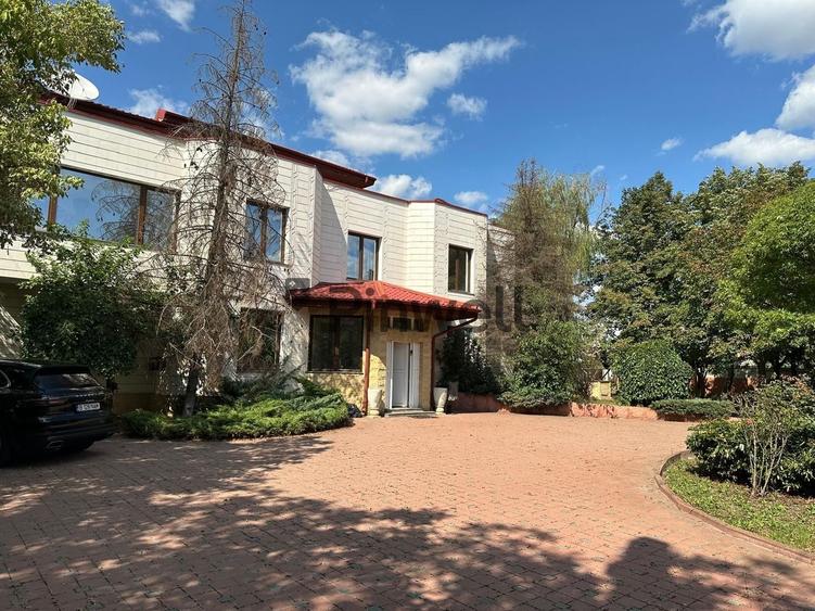 Casă individuală cu 10 camere cu Piscina în Central