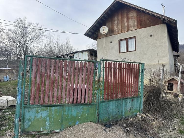 Casă cu 3 camere în Păcureți