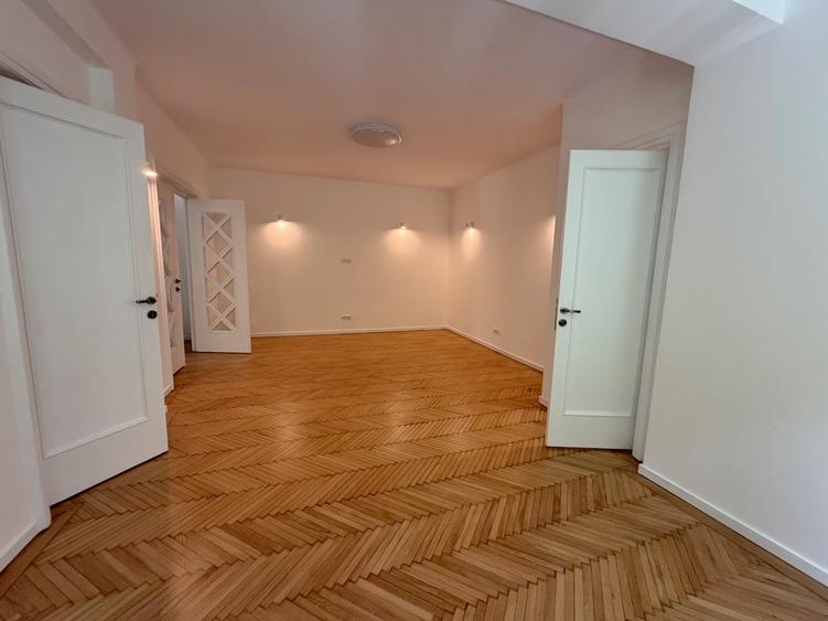 Apartament cu 3 camere semidecomandat în Capitale